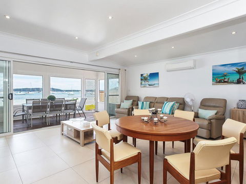 Casa Martins', 219 Foreshore Drive - Absolute Waterfront House - Accommodation Melbourne 2