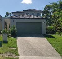 Central Gold Coast Large Modern Elevated House - Accommodation Melbourne