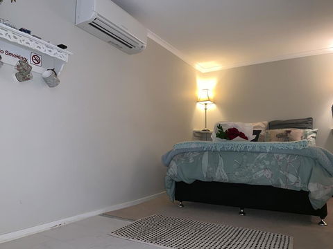 Churchill's B&B Twin Spa Getaway - Accommodation Melbourne 0