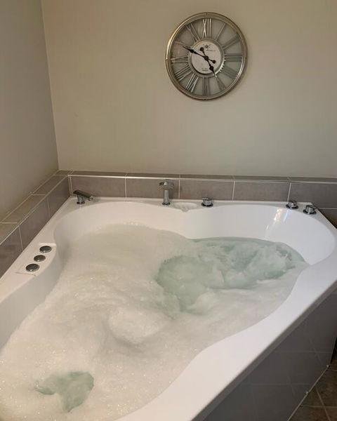 Churchill's B&B Twin Spa Getaway - Accommodation Melbourne 3