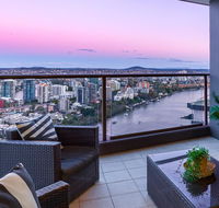 City Sky Home in Africa - River  Story Bridge Views - Melbourne 4u