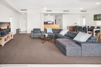City-Centre Apartment With River Views and Balcony