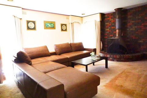 Classic Double Brick Garden House - Accommodation Melbourne 2