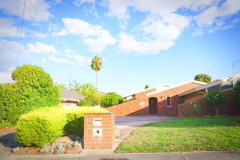 Classic Double Brick Garden House - Accommodation Melbourne 1