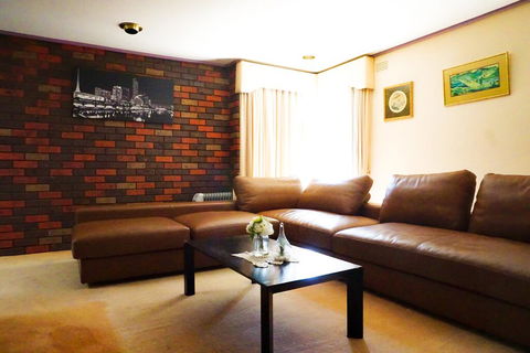 Classic Double Brick Garden House - Accommodation Melbourne 3