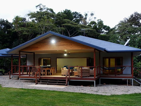 Coconut Beach House - Accommodation Melbourne 0