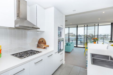 Colour & Swank At The Mill In The Heart Of CBD! - Accommodation Melbourne 1