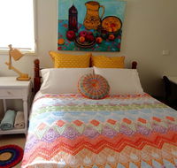 Colourful creative Artist house Glen Waverley - Accommodation Melbourne