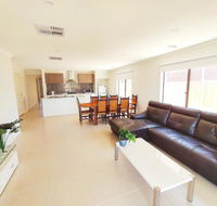 Comfortable 5BR House 6mins to Werribee Station.Great Ocean Road tourist stopover - Accommodation Melbourne