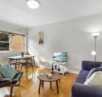 Comfy one-bedroom unit between city and airport - Accommodation Melbourne