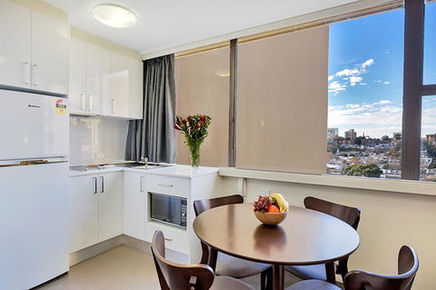 Cosmopolitan Apartment At College St - Accommodation Melbourne 0