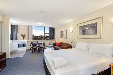 Cosmopolitan Apartment At College St - Accommodation Melbourne 2
