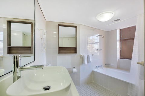 Cosmopolitan Apartment At College St - Accommodation Melbourne 3