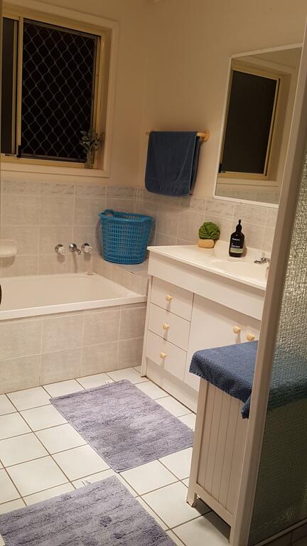 Cosy Quiet Bedroom Ferny Grove - Accommodation Melbourne 3