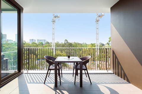 Designer Apartment With Balcony In Quiet Suburb - Accommodation Melbourne 3
