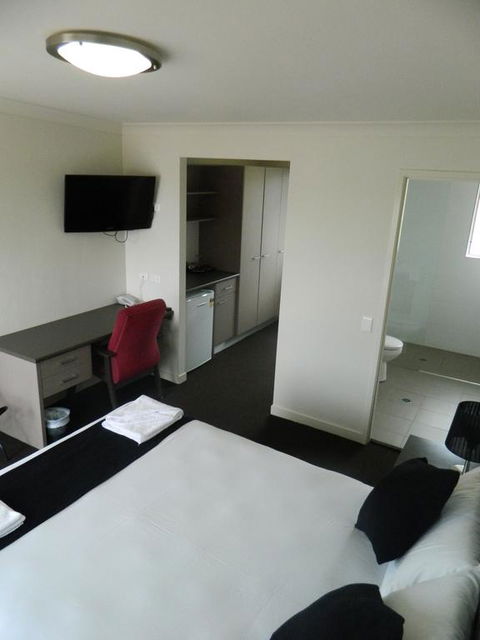 Dooleys Tavern And Motel Capella - Accommodation Melbourne 3