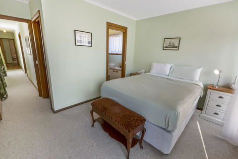 Eagle Point Getaway - Waterfront Serenity! - Accommodation Melbourne 2