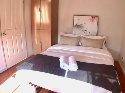 Elegant Glen House 4B5B ParkFront - Accommodation Melbourne 3