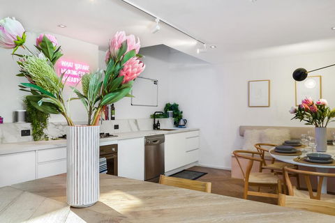 Enjoy Cafe Culture From Chic Warehouse Conversion - Accommodation Melbourne 1