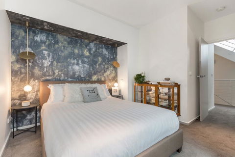 Enjoy Cafe Culture From Chic Warehouse Conversion - Accommodation Melbourne 3