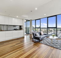 Executive City-centre Apartment with Parking - Melbourne 4u
