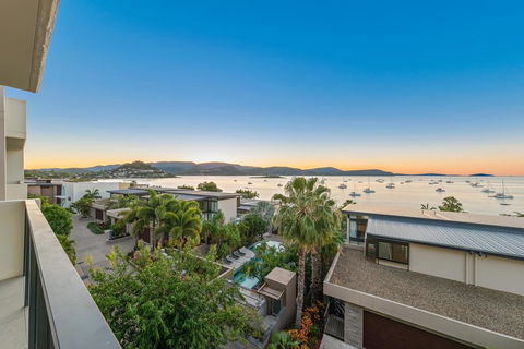 Executive On Whisper Bay - Cannonvale - Accommodation Melbourne 2