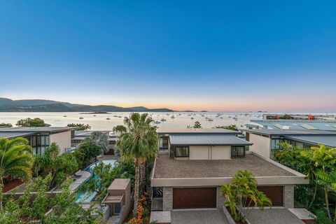 Executive On Whisper Bay - Cannonvale - Accommodation Melbourne 3