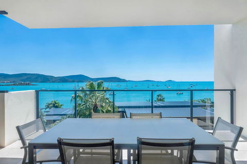 Executive On Whisper Bay - Cannonvale - Accommodation Melbourne 0