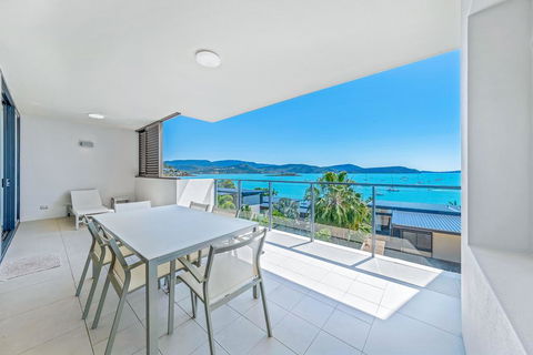 Executive On Whisper Bay - Cannonvale - Accommodation Melbourne 1