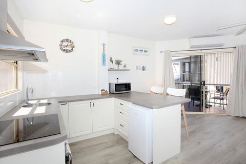 FABULOUS BEACHFRONT POSITION - Accommodation Melbourne 3