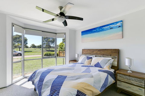 Fairway Views Pet Friendly House With WiFi, AC, Heating, Walk To Beach - Accommodation Melbourne 1