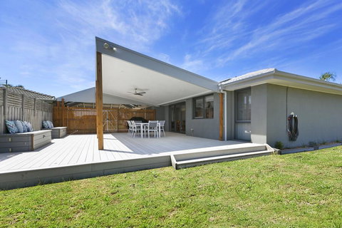 Fairway Views Pet Friendly House With WiFi, AC, Heating, Walk To Beach - Accommodation Melbourne 0