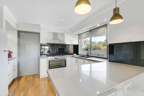 Fairway Views Pet Friendly House With WiFi, AC, Heating, Walk To Beach - Accommodation Melbourne 3