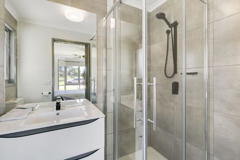 Fairway Views Pet Friendly House With WiFi, AC, Heating, Walk To Beach - Accommodation Melbourne 2