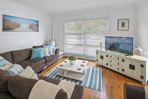 Family Beach House With Parking And Outdoor Dining - Accommodation Melbourne 0