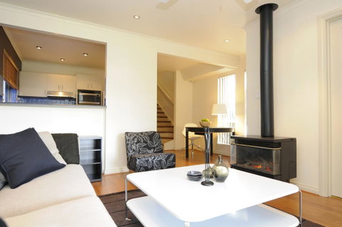 Feathers Serviced Townhouse - Accommodation Melbourne 1