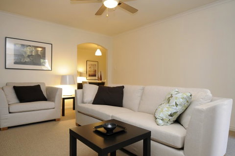 Feathers Serviced Townhouse - Accommodation Melbourne 3