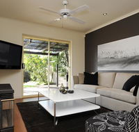 Feathers Serviced Townhouse - Accommodation Melbourne