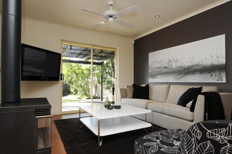 Feathers Serviced Townhouse - Accommodation Melbourne 0
