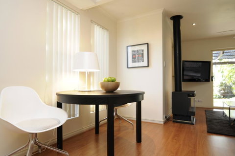 Feathers Serviced Townhouse - Accommodation Melbourne 2