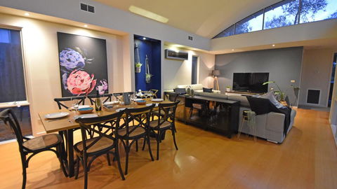 FLORENCE HOUSE Sundrenched Luxury With Pool & Deck - Melbourne 4u 3