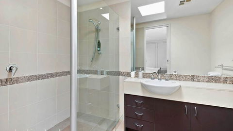 FLORENCE HOUSE Sundrenched Luxury With Pool & Deck - Melbourne 4u 2