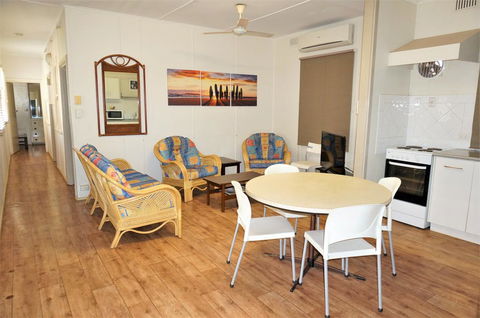 Getaway Villas Unit 3 - 3 Bedroom Self-Contained Villa With A Deck - Accommodation Melbourne 3