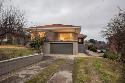 Gippsland Twelve-Spacious And Central With Off Street Parking - Accommodation Melbourne 2