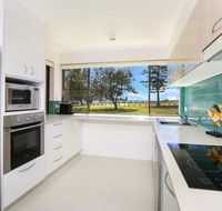Golden Shores Unit 1 21 Landsborough Parade - Accommodation Melbourne