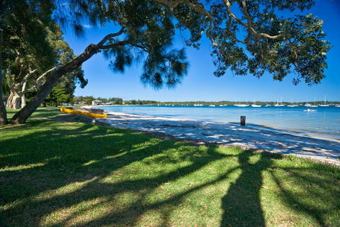 Hamptons Coastline Retreat- Waterfront With A Heated Pool - Accommodation Melbourne 1