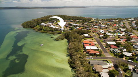 Hamptons Coastline Retreat- Waterfront With A Heated Pool - Accommodation Melbourne 2