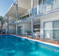 Hamptons Coastline Retreat- Waterfront with a Heated Pool - Accommodation Melbourne
