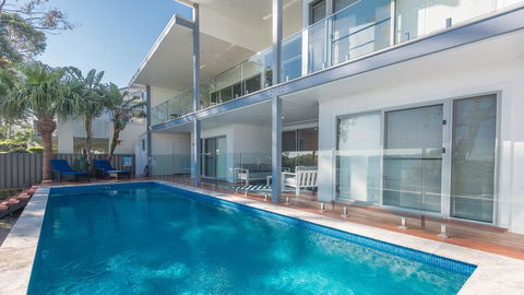Hamptons Coastline Retreat- Waterfront With A Heated Pool - Accommodation Melbourne 0