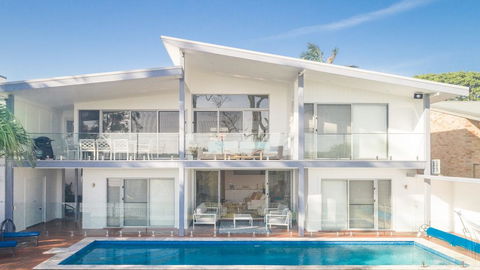 Hamptons Coastline Retreat- Waterfront With A Heated Pool - Accommodation Melbourne 3
